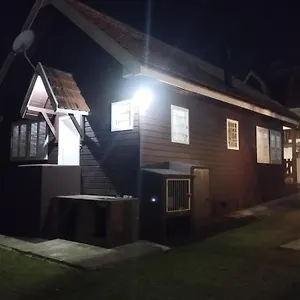 Casa de Férias Chale De Madeira - Lareira E Fogueira---lindo Gramado Com Mesa Cafe Da Manha, Churrasqueira E Fogueira, Campos do Jordão